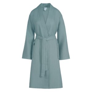 De Vandyck Biarritz nieuwe badjas in mineraalblauw is een badjas met lange mouwen, wafelstructuur, sjaalkraag en bijpassende ceintuur.