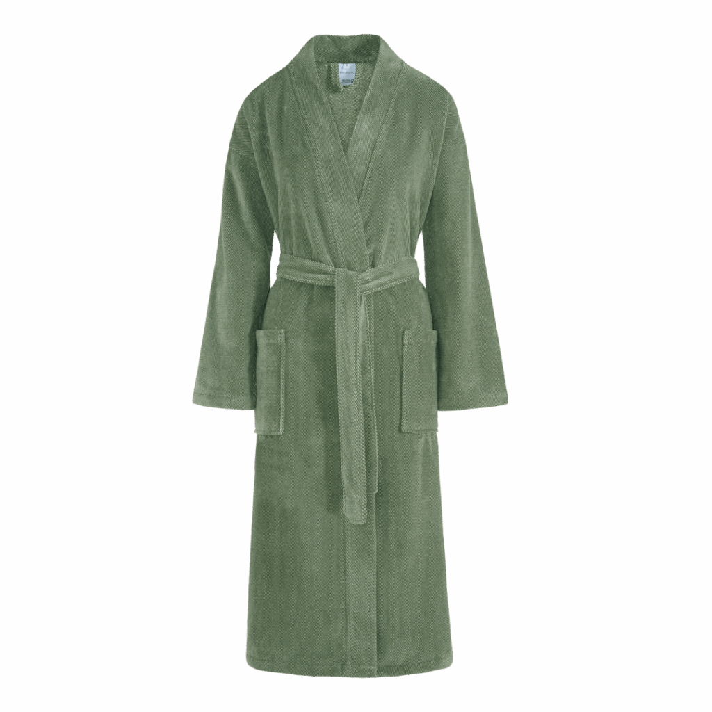De Vandyck Kyoto-badjas in de kleur Olive M is een saliegroene badjas van zacht badstof met lange mouwen, twee zakken en een bijpassende ceintuur.