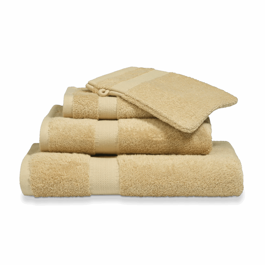 De Vandyck Prestige-douchehanddoekenset Beach bestaat uit zes beige handdoeken van zacht, luxueus materiaal voor ultiem badkamercomfort.