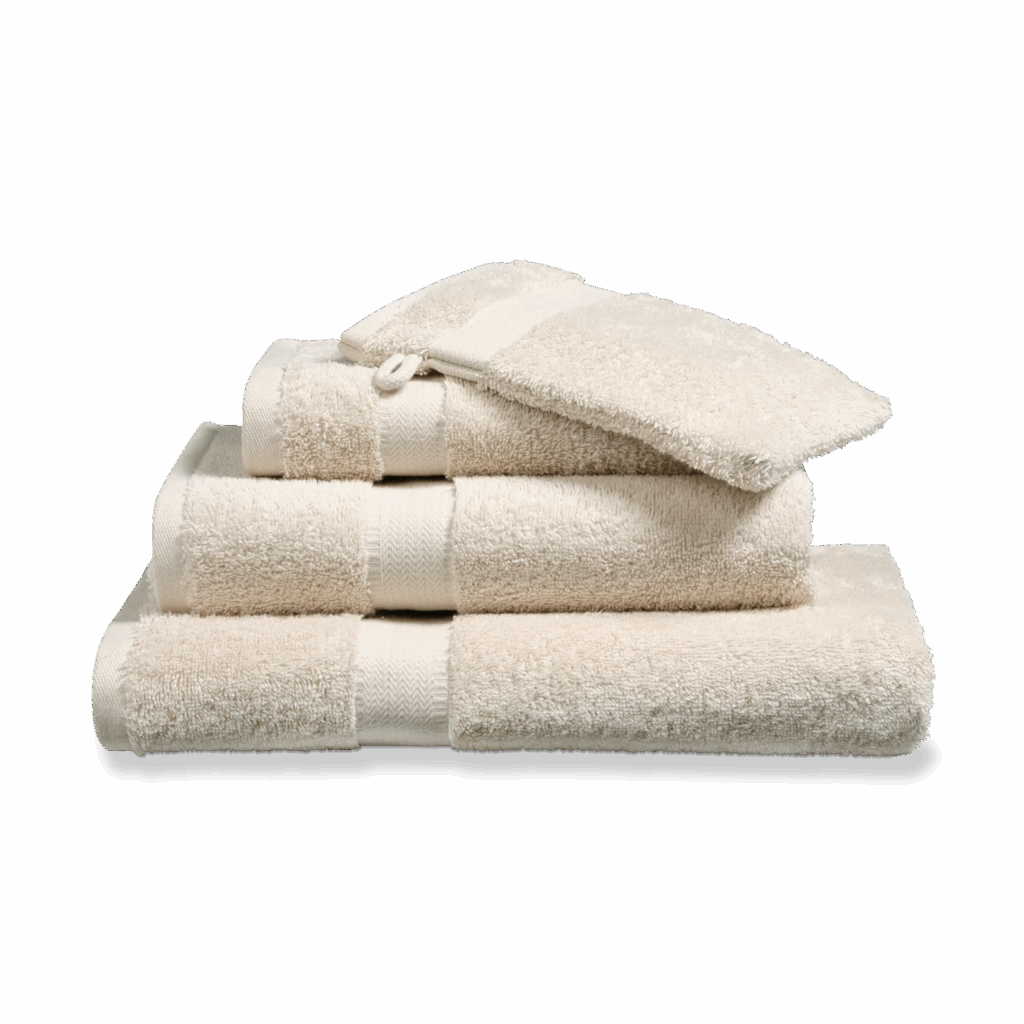 De Vandyck Prestige-handdoekset in Cream Tan bestaat uit luxe beige handdoeken en een washandje met een handig ophanglusje.