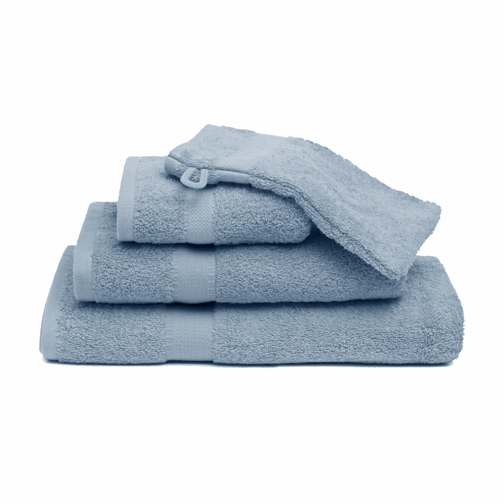 De Vandyck Prestige-douchehanddoekenset bestaat uit zes netjes opgestapelde douchehanddoeken in een stijlvolle, stoffige blauwe kleur.