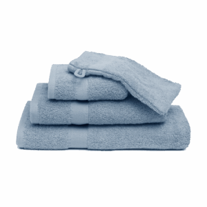 De Vandyck Prestige-handdoekset in Dusty Blue is netjes opgestapeld, van de grootste onderaan tot de kleinste bovenaan, stuk voor stuk even groot.