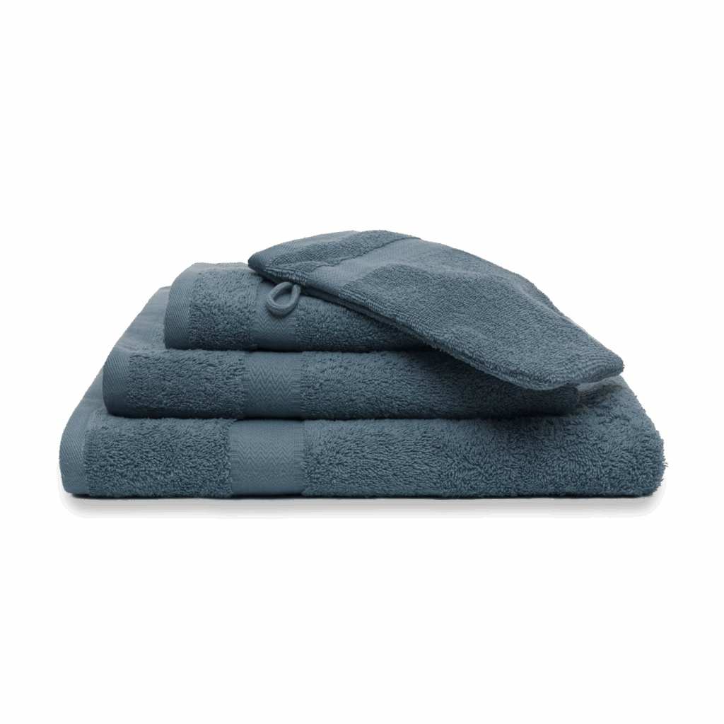 De Vandyck Prestige-wastafelset in Faded Denim is netjes gestapeld van groot naar klein en straalt een sfeervolle, luxe uitstraling uit.