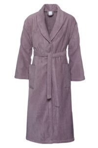 De Vandyck Prestige uni mauve L-badjas is lichtpaars, heeft lange mouwen, twee zakken en een bijpassende ceintuur in de taille.