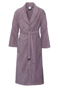 De Vandyck Prestige uni mauve XL is een zachte badjas van badstof met een sjaalkraag, lange mouwen, twee zakken en een bijpassende ceintuur.