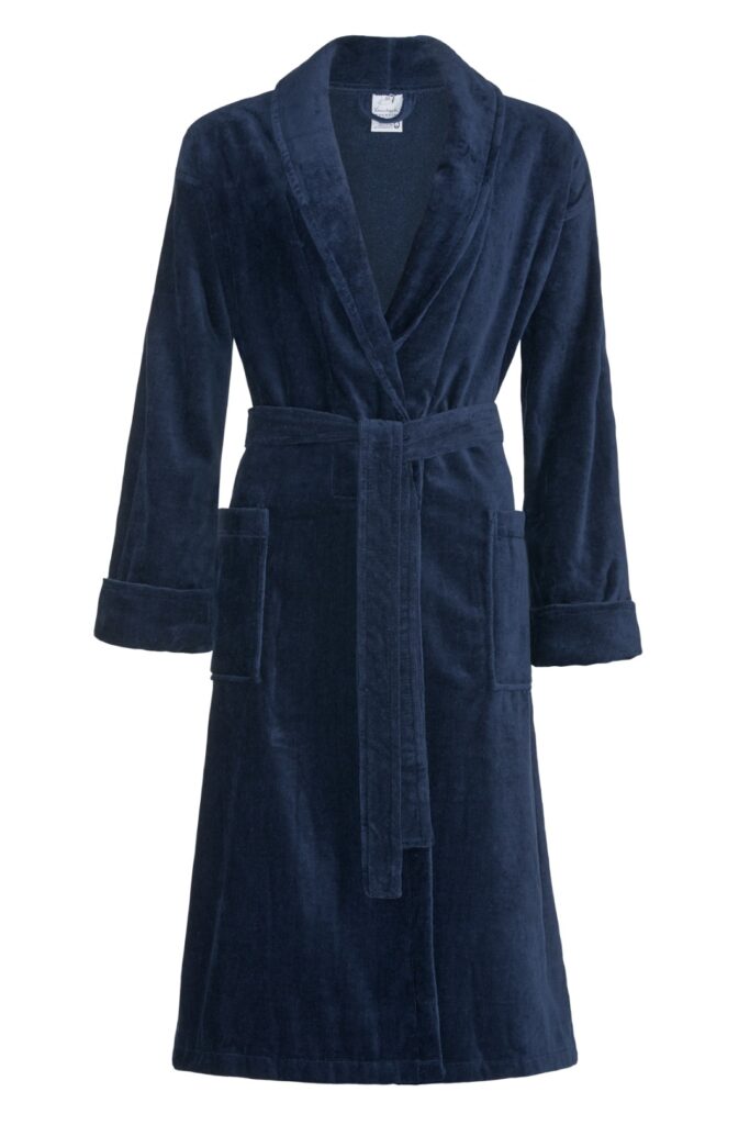 De Vandyck Prestige uni navy M is een luxe marineblauwe badjas met sjaalkraag, lange mouwen, twee zakken en een ceintuur.