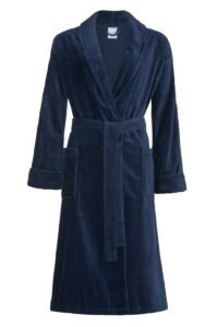 De Vandyck Prestige uni navy S is een zachte marineblauwe badjas met lange mouwen, een sjaalkraag, twee zakken en een bijpassende ceintuur.