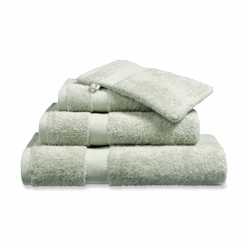 Een netjes opgestapelde Vandyck Prestige-handdoekset in de kleur Pale Olive, met handdoeken van 60 bij 110 centimeter.