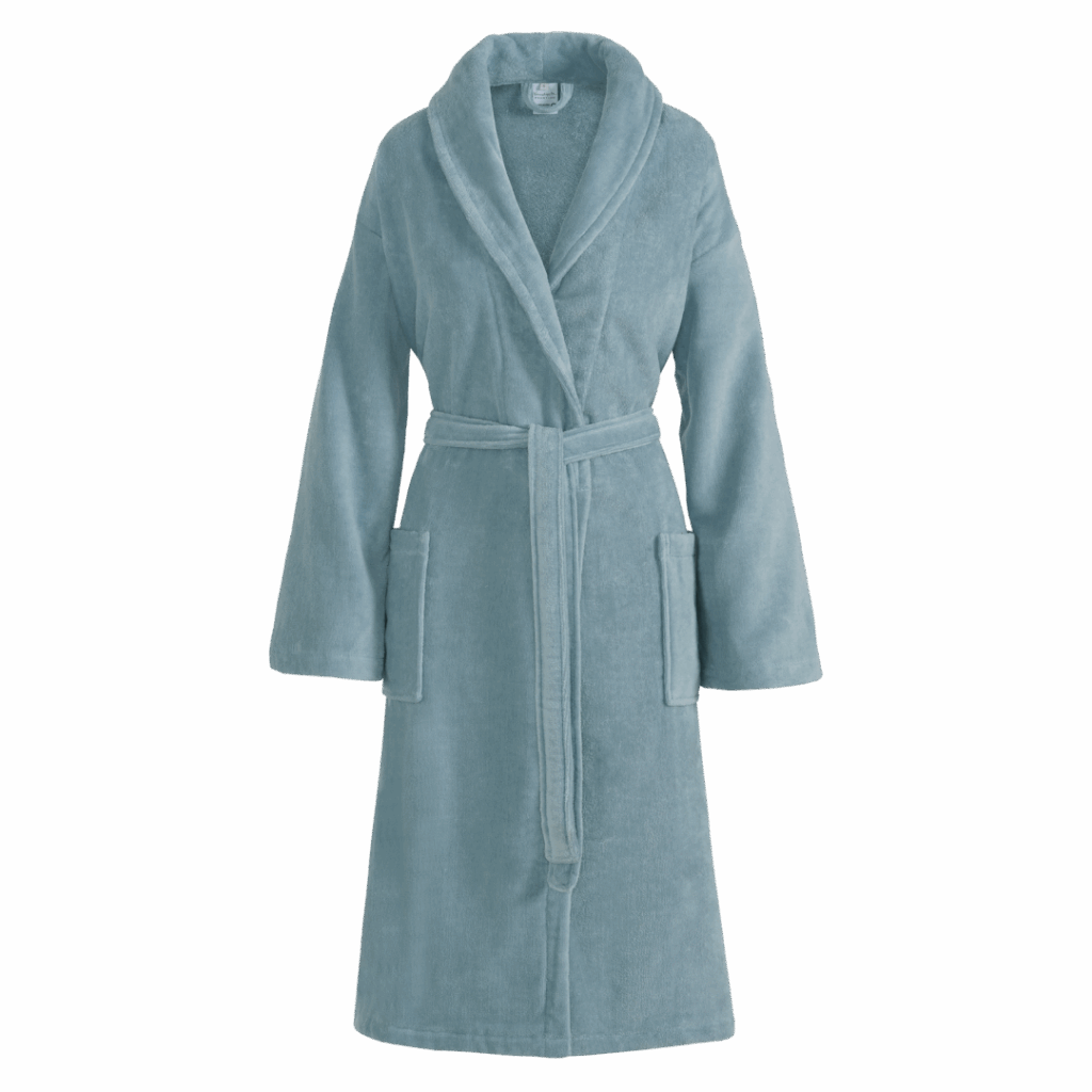 De Vandyck Prestige uni pearl blue L is een lichtblauwe badjas met lange mouwen, een sjaalkraag, steekzakken en een ceintuur.
