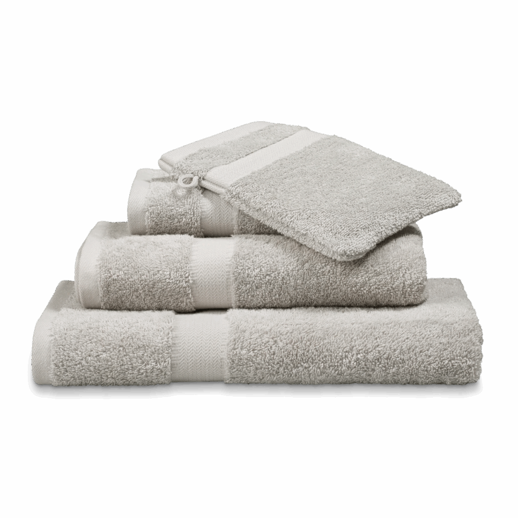 De Vandyck Prestige-douchehanddoekenset Steelgrey bestaat uit zes lichtgrijze handdoeken, waaronder twee grote badhanddoeken, een handdoek en twee washandjes.