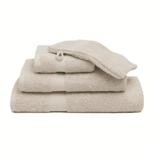 De Vandyck Prestige-handdoekset Stone bestaat uit een elegant gestapelde set beige handdoeken met daarbovenop een bijpassend washandje.
