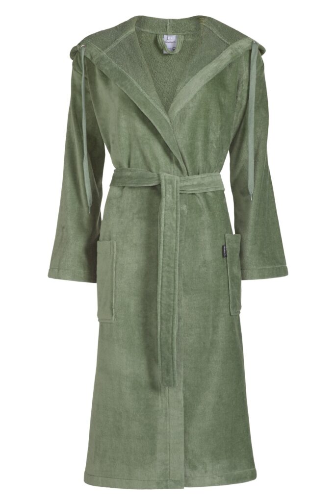 De Vandyck Rio Olive XL-badjas in saliegroen heeft een capuchon, opgestikte zakken en een bijpassende ceintuur.