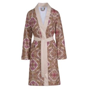 De Vandyck Ruby-badjas in de kleur abrikoosblond, maat L, is versierd met een geometrisch patroon in bruin, crème en paars en heeft een beige kraag en ceintuur.