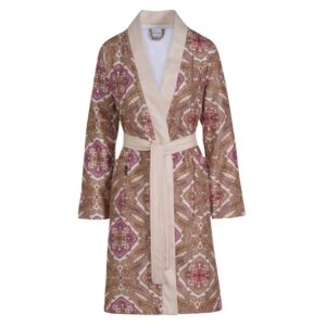 Deze Vandyck Ruby-badjas in de kleur apricot blush heeft lange mouwen, een beige kraag en ceintuur en een elegant geometrisch patroon.