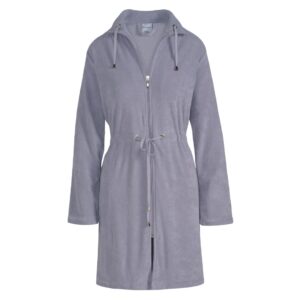 De Vandyck Vogue lavender blue L is een lichtgrijze, knielange badjas met capuchon, rits, trekkoord en metalen koorduiteinden.