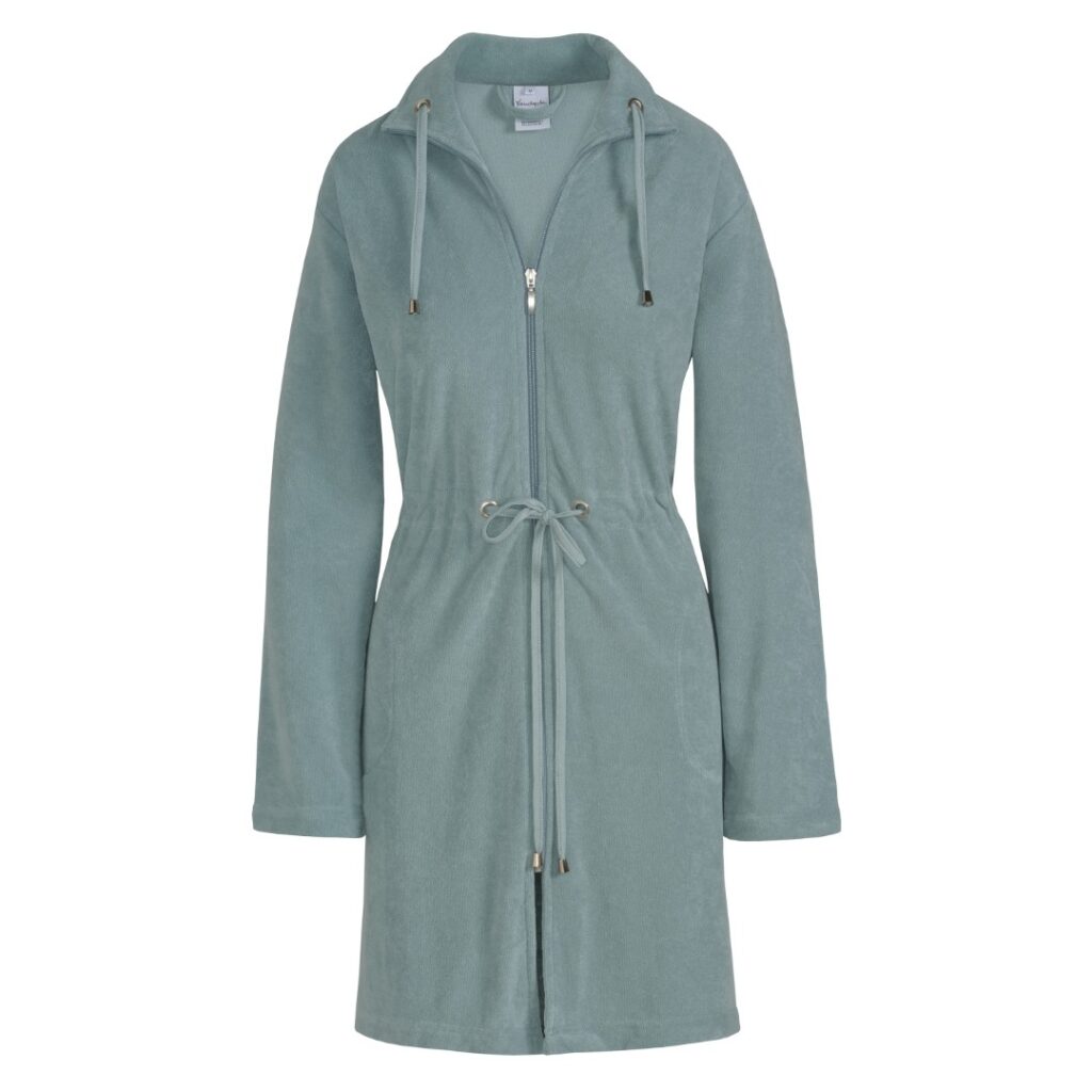 De Vandyck Vogue Mineral Blue L-badjas heeft een lichtblauwe kleur, een ritssluiting, lange mouwen en is gemaakt van een zachte, comfortabele stof.
