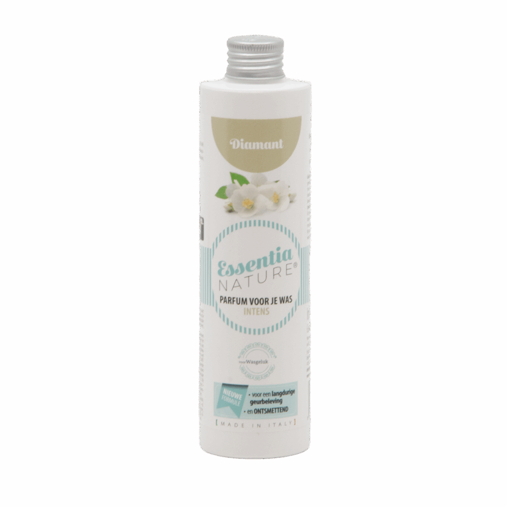 Essentia Wasparfum Diamant is een witte fles van 250 ml met een zilveren dop, versierd met witte bloemen en een strak ontwerp.