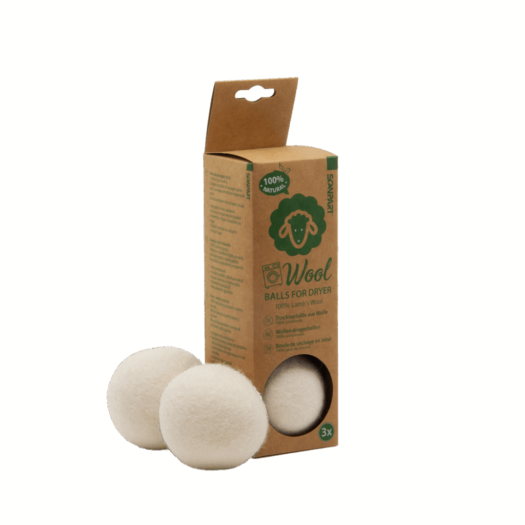 De verpakking van De Essentia-droogballen, met groene tekst en een cartoonschaap, staat rechtop naast twee witte wollen droogballen.