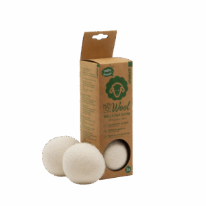 De verpakking van De Essentia-droogballen, met groene tekst en een cartoonschaap, staat rechtop naast twee witte wollen droogballen.
