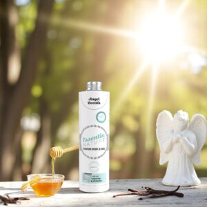 Het wasparfum Angel Breath van De Essentia staat op een houten ondergrond met honing, een schepje en een engelenfiguurtje, badend in zonnig groen licht.