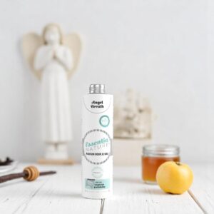 Essentia Wasparfum Angel Breath 250 ml wordt omringd door een engelenbeeldje, honing, citroen en een vanillestokje op de achtergrond.