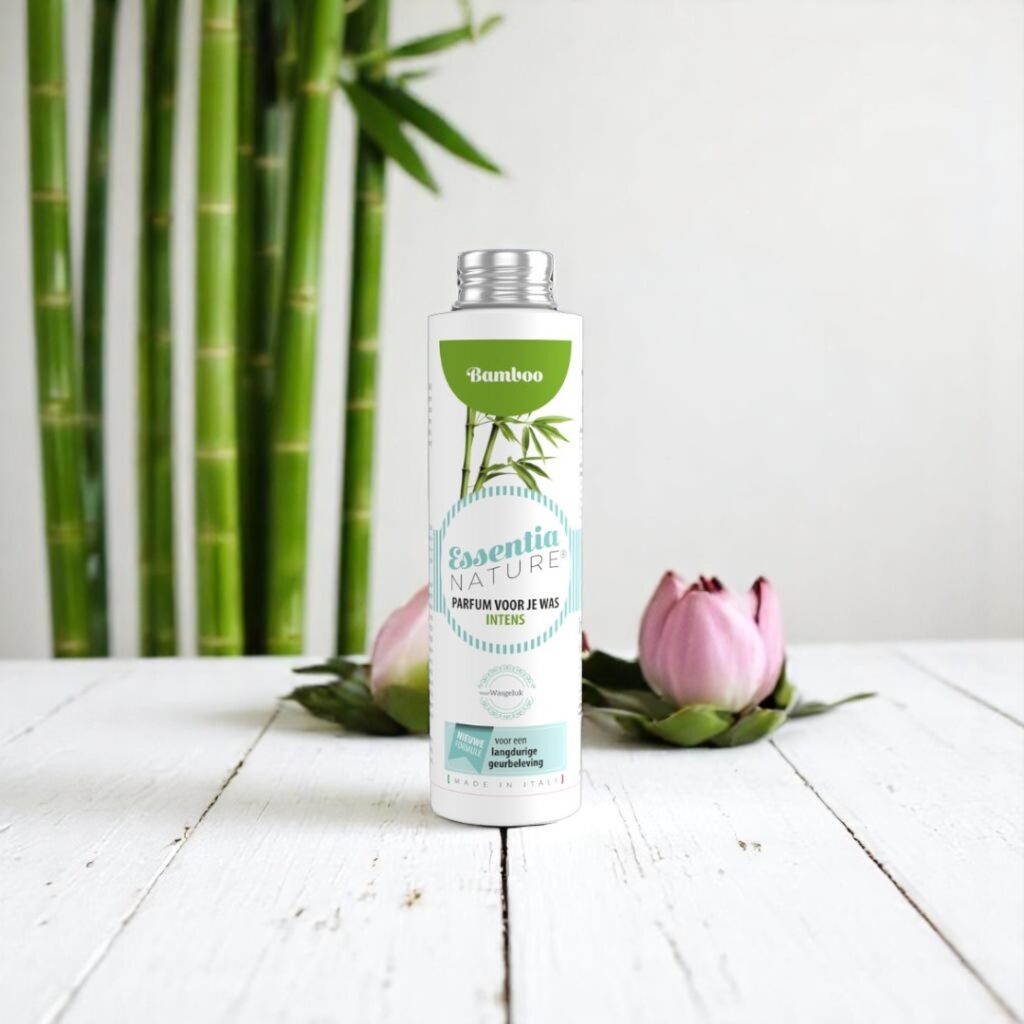 Essentia Wasparfum Bamboo straalt frisheid uit, omringd door zachte roze lotusbloemen en groene bamboe op de achtergrond.