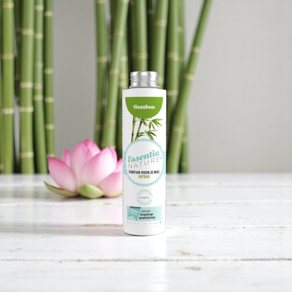 Essentia Wasparfum Bamboo 250 ml ligt tussen een roze lotusbloem en bamboestengels in en verspreidt een frisse bamboegeur.