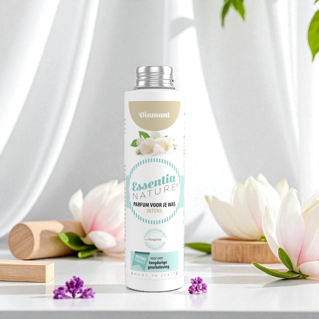 Essentia Wasparfum Diamant 250 ml wordt omringd door roze en witte bloemen, groene bladeren en houten accenten, wat zorgt voor een frisse uitstraling.