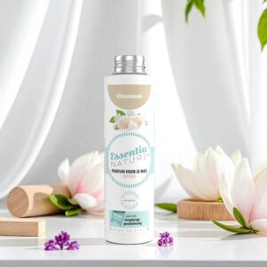 Essentia Wasparfum Diamant 250 ml wordt omringd door roze en witte bloemen, groene bladeren en houten accenten, wat zorgt voor een frisse uitstraling.