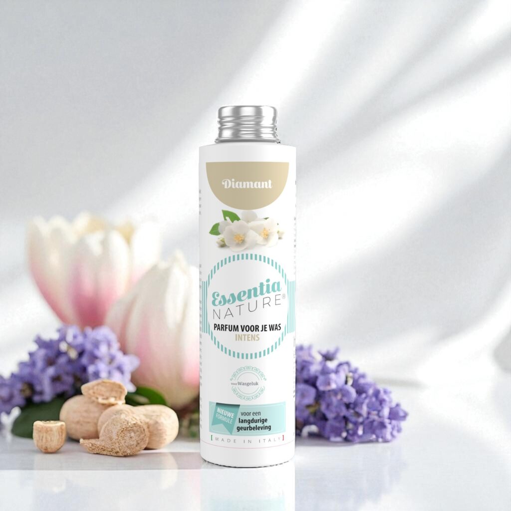 Essentia Wasparfum Diamant 250 ml staat te midden van paarse en witte bloemen, met een etiket vol bloemrijke grafische details in het Nederlands.