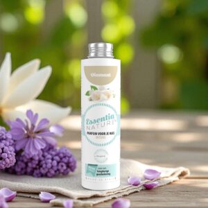 Essentia Wasparfum Diamant is op een houtbasis en wordt omringd door paarse bloemen, met hier en daar wat bloemen en groen eromheen.