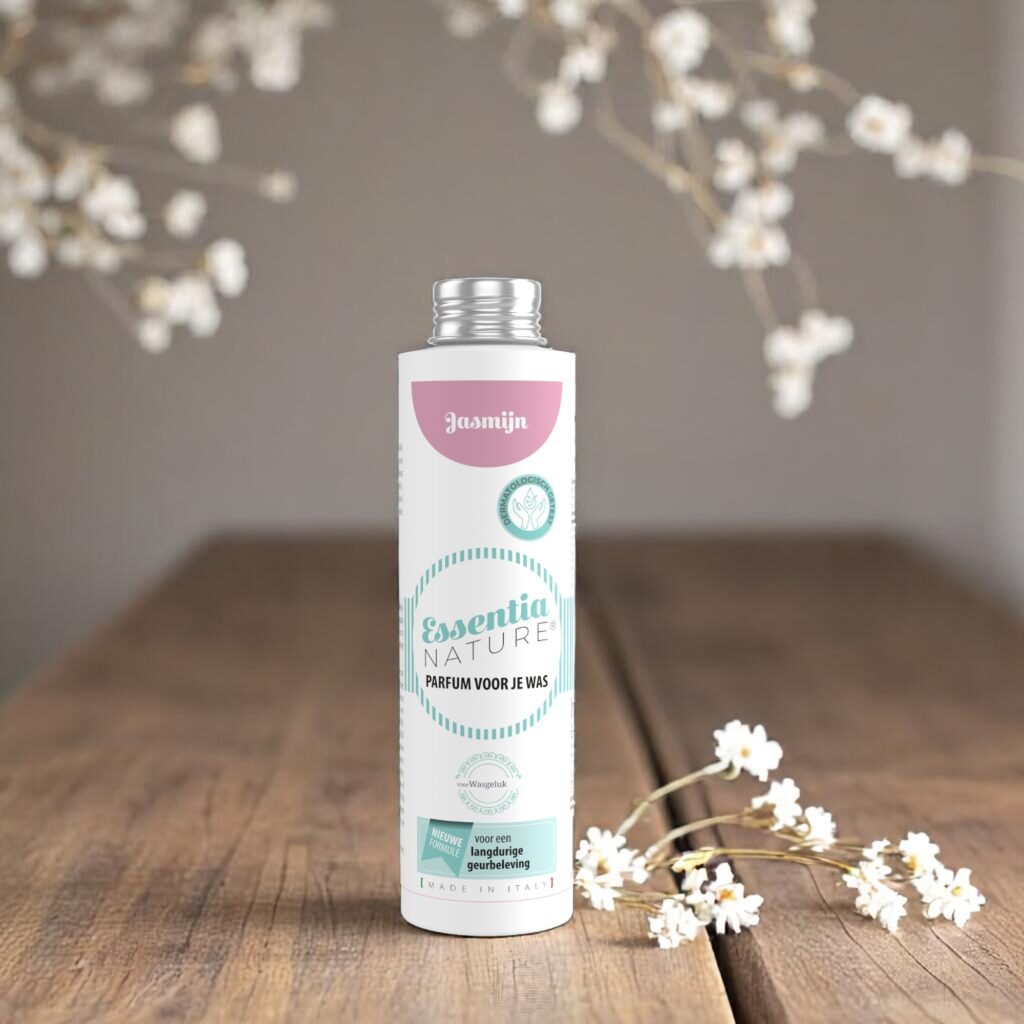 Essentia Wasparfum Jasmijn staat op een houten tafel, omringd door witte bloemen die de zachte jasmijngeur benadrukken.