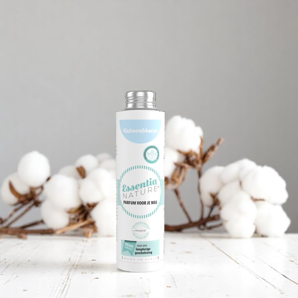 Essentia Wasparfum Katoenbloem 250 ml staat afgebeeld tegen een achtergrond van katoentakken; het blauwe etiket straalt een frisse, natuurlijke uitstraling uit.