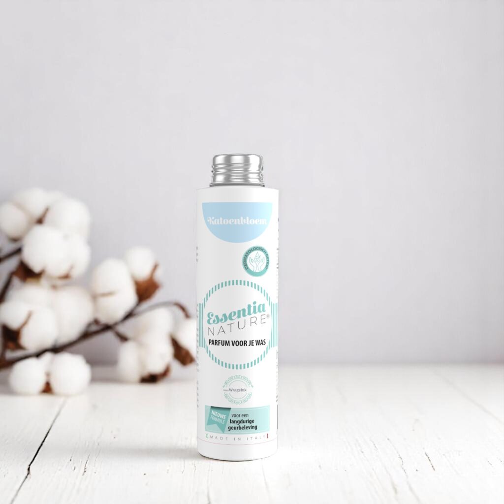 Essentia Wasparfum Katoenbloem 250 ml staat op een houten ondergrond, met op de achtergrond subtiel zichtbare katoentakjes.