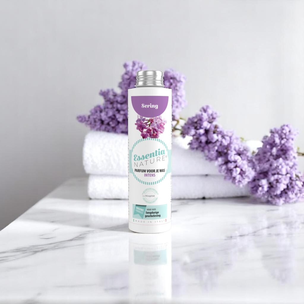 Essentia Wasparfum Sering 250 ml staat op een marmeren ondergrond met sierlijke seringen en opgevouwen handdoeken, wat zorgt voor een frisse spa-sfeer.