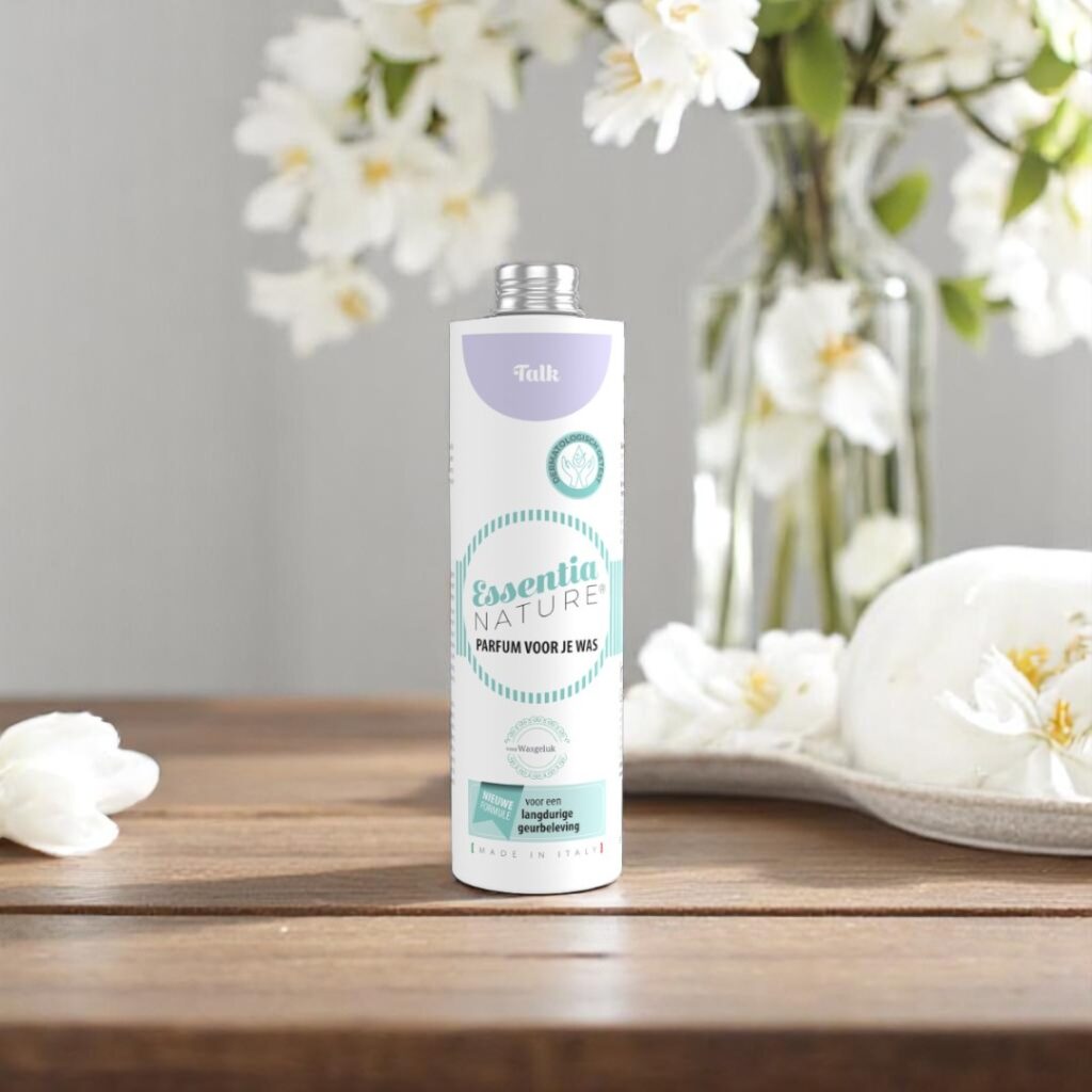 Op een houten ondergrond staat Essentia Wasparfum Talk 250 ml, omringd door bloemen voor een frisse en natuurlijke uitstraling.