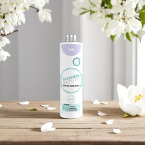 Op een houten ondergrond staat de Essentia Wasparfum Talk-fles, omringd door witte bloemen die een zachte, bloemige sfeer uitstralen.