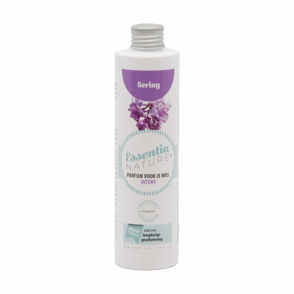 Essentia Wasparfum Sering 250 ml is een stijlvol wasparfum met een lila geur, een paarse bloem, blauwgroene tekst en een zilveren dop.