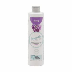 Essentia Wasparfum Sering 250 ml is een stijlvol wasparfum met een lila geur, een paarse bloem, blauwgroene tekst en een zilveren dop.