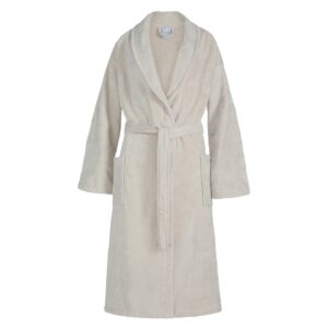 De Vandyck Prestige uni badjas Cream tan XL is een lichtbeige, lange badjas met sjaalkraag, twee steekzakken en een ceintuur.