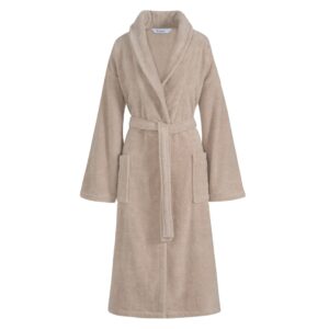 De Vandyck Ranger badjas Almond XXL is een beige badjas met lange mouwen, een sjaalkraag, twee zakken en een bijpassende ceintuur.
