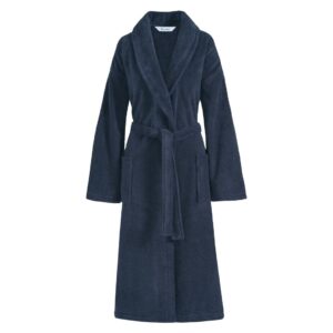 De Vandyck Ranger Badjas Blauw XL is een lange, donkerblauwe badjas met sjaalkraag, twee voorzakken en een ceintuur van dezelfde stof.