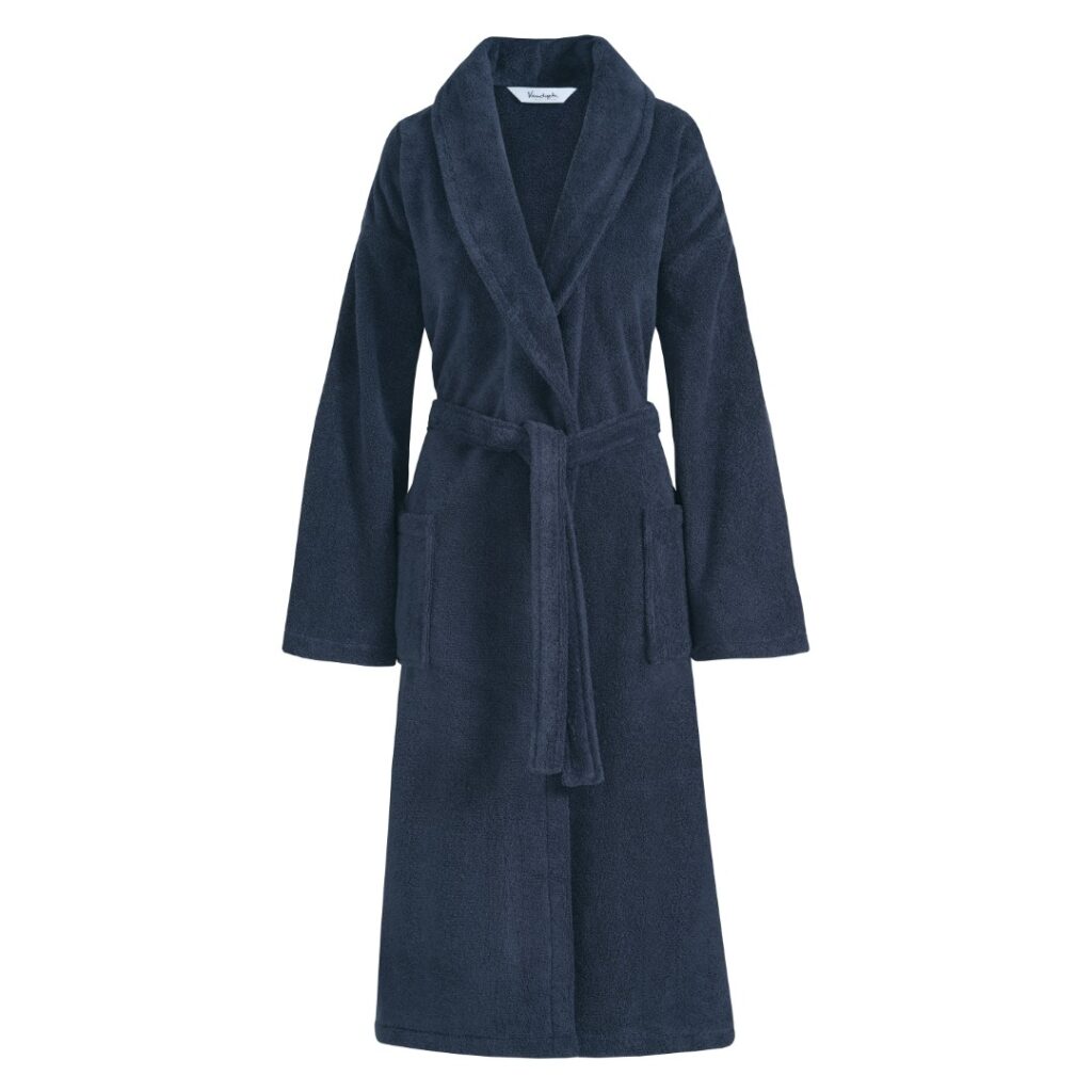 De Vandyck Ranger badjas Blue ink XXL is een marineblauwe badjas met lange mouwen, een sjaalkraag, twee zakken en een ceintuur.
