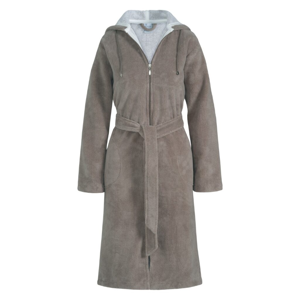 De Vandyck Duchess Badjas urban taupe M is een lange, bruine badjas met capuchon, ritssluiting, ceintuur en zachte voering.