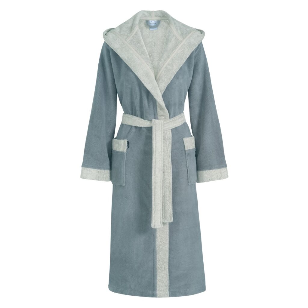 De Vandyck Georgia badjas Dusty blue XL is een zachte badjas met lange mouwen, lichtgrijze bies, capuchon en ceintuur.