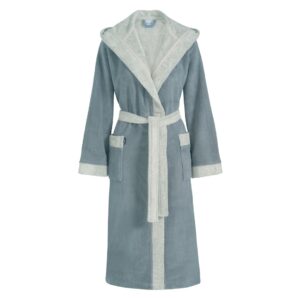 De Vandyck Georgia badjas Dusty blue XL is een zachte badjas met lange mouwen, lichtgrijze bies, capuchon en ceintuur.