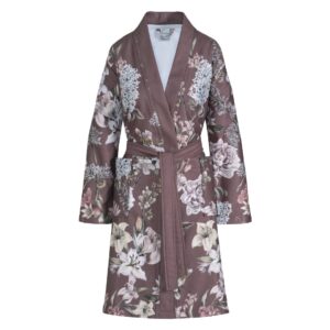 De Vandyck Helena badjas Rose taupe S is een bruine badjas met lange mouwen en een bloemenpatroon in wit, roze en groen, voorzien van een bijpassende ceintuur en sjaalkraag.