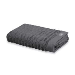 De Vandyck Home Wave-handdoek in donkergrijs heeft een geribbelde structuur en een klein stoffen label, en is netjes opgevouwen.