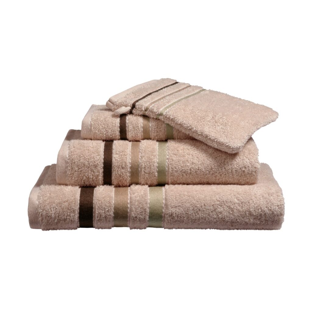 De Vandyck Prestige Lines-washandset bestaat uit zes blushkleurige washandjes met decoratieve strepen, verpakt in een elegante verpakking.