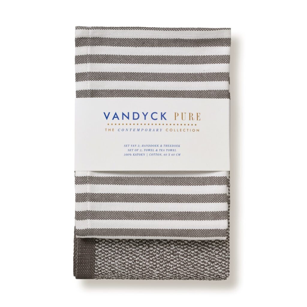 De Vandyck Pure Keukenset Espresso-keukendoeken in grijs met witte strepen zijn opgevouwen en voorzien van een stijlvol papieren bandje met de tekst Vandyck Pure The Contemporary Collection.